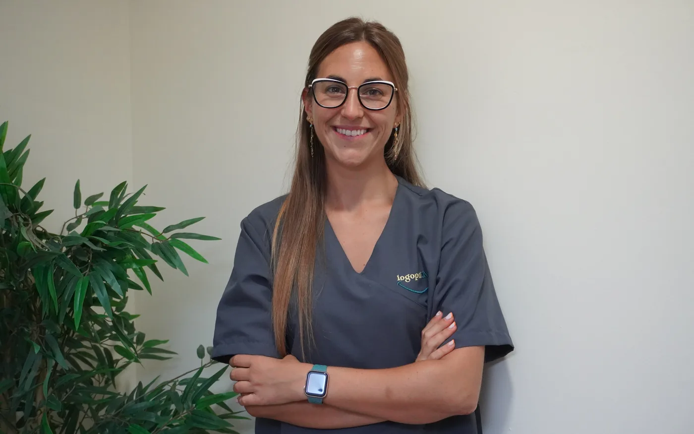 Inés Valero Arredondo, logopeda especializada en alimentación, deglución y funciones orofaciales, en la consulta de Logopedines en Málaga